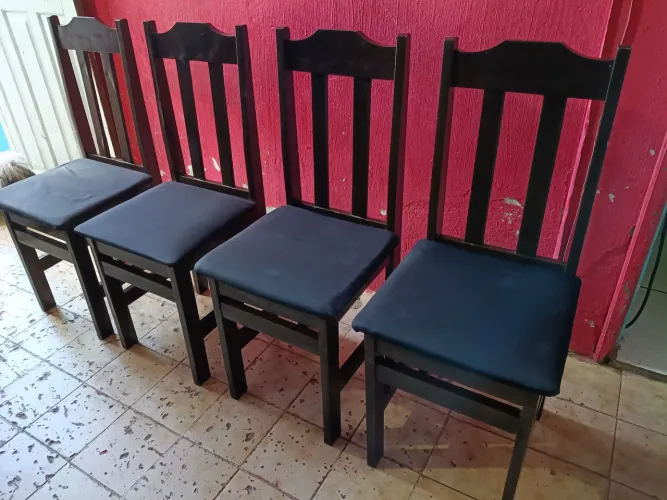 Conjunto de 4 cadeiras de madeira...em tecido preto