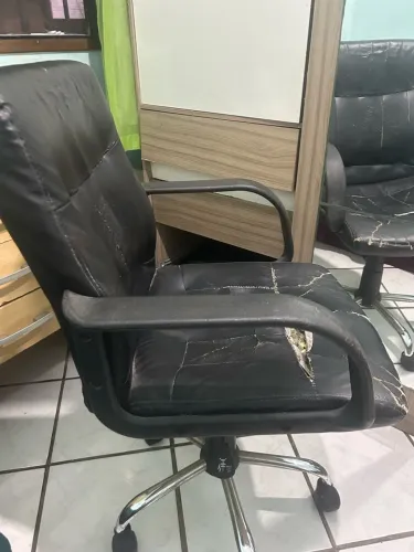 Cadeira de escritório giratória preta