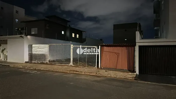 Terreno disponível para venda o no bairro Santa Mônicaem Uberlândia-MG