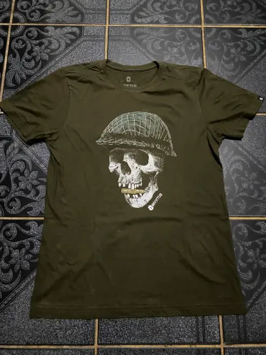 Camiseta Invictus Skull Soldado