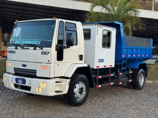CAMINHÃO FORD CARGO 1317 2010 CAÇAMBA E CABINE SUPLEMENTAR DE 8 PASSAGEIROS EXTRA