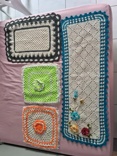 Kit com 1 trilho de mesa, 2 capas de almofadas e 1 tapete