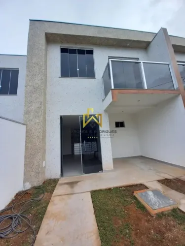 Linda casa geminada com entrada independente no Bairro Letícia