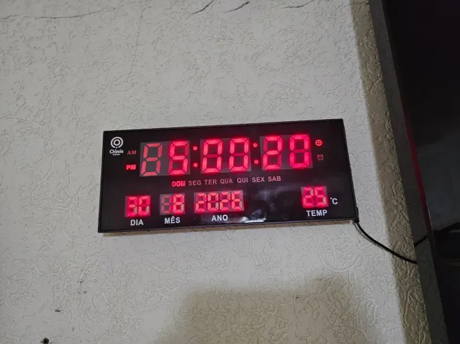 ? Relógio Digital de Parede Oásis Market - Data + Temperatura