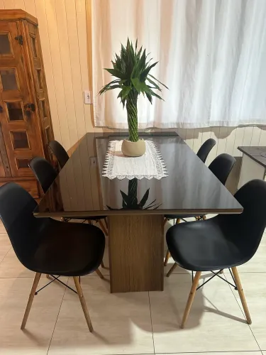 Vendo mesa com 6 cadeiras 