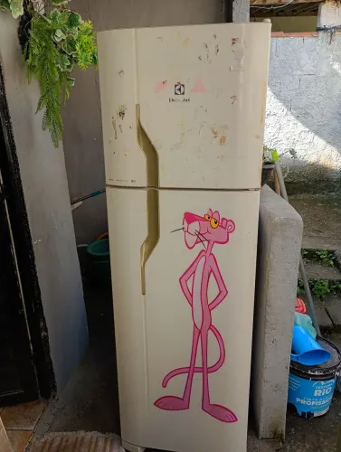 Vendo geladeira só gela a parte de cima