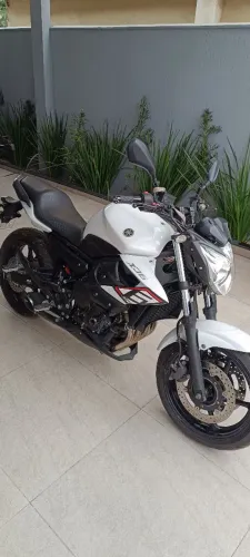 Yamaha XJ6 em excelente estado de conservação
