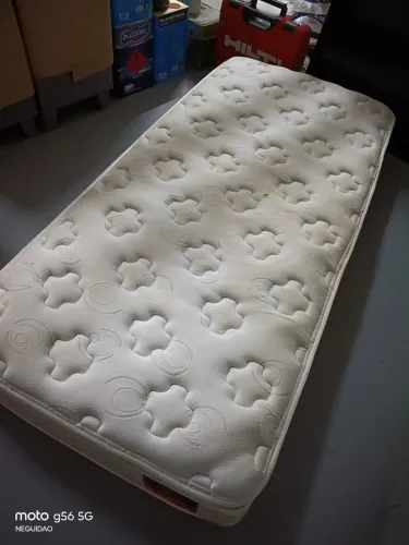 Vendo 2 colchões solteiro de molas ensacadas seminovos
