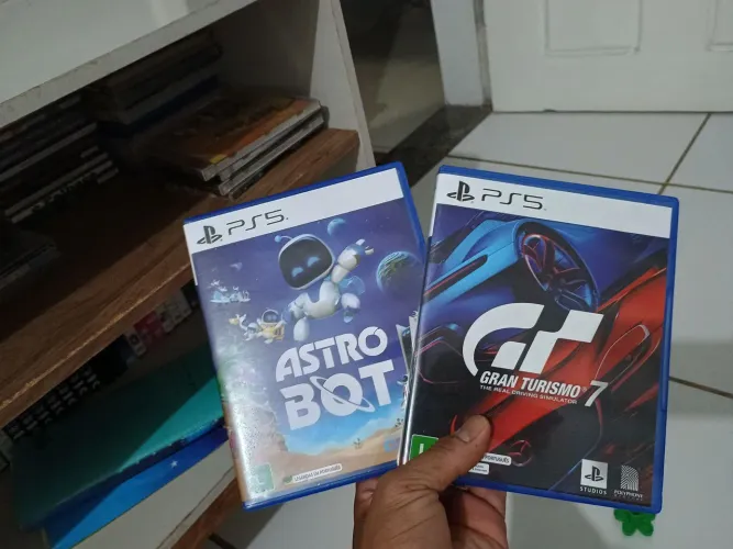 PS5 Slim (com leitor de DVD) + 2 Controles + 2 Jogos