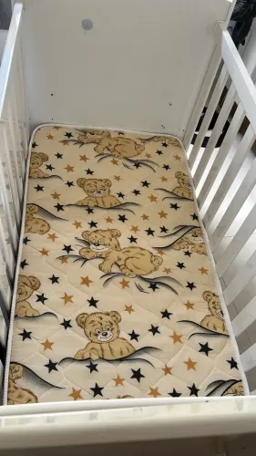 Berço que vira cama e sofa com colchão