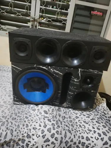 Caixa de som automotivo