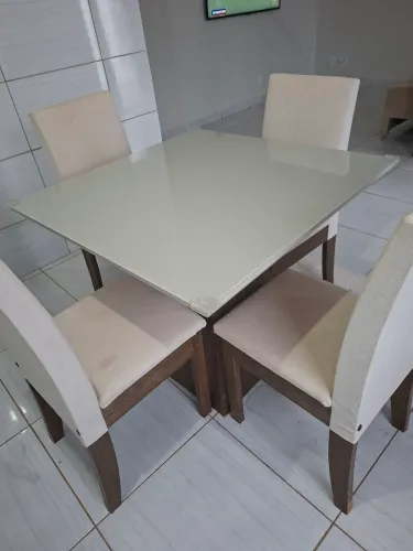 Vendo mesa 4 cadeira, tapa de vidro madeira MDF, retirada em aguas lindas de Goiás.