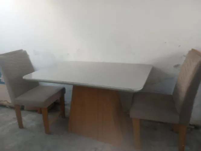 Mesa com 4 cadeira