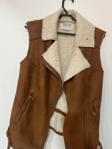jaqueta bershka marrom com pelúcia interna
