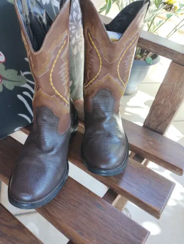 vendo bota de couro usada poucas vezes n39 modelo unissex