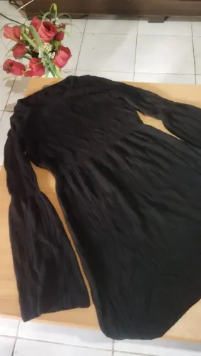 Vestido preto detalhe trançado na frente, manga flare,malha boa.R$ 45