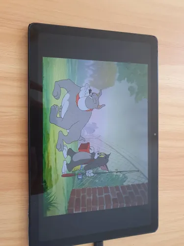 Tablet A7, com marcas de uso mas funcionando
