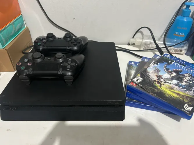 Título: PlayStation 4 (PS4) Slim + 2 Controles + Jogos