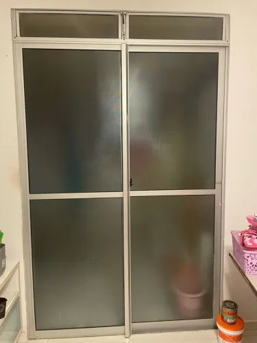 Porta de alumínio em vidro jateado
