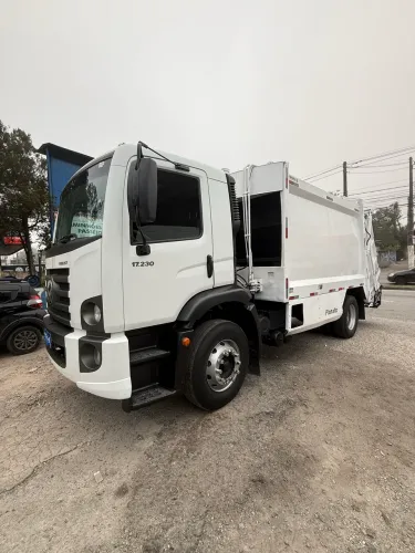 Vw 17230 2023 compactador lixo coletor lixeiro toco