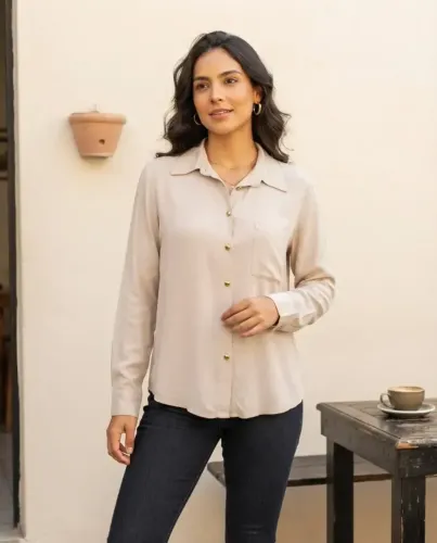 Camisa Criss Para Mulher Botão Dourado Bege