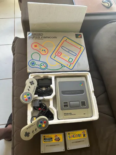 Vendo super Famicom na caixa com jogos