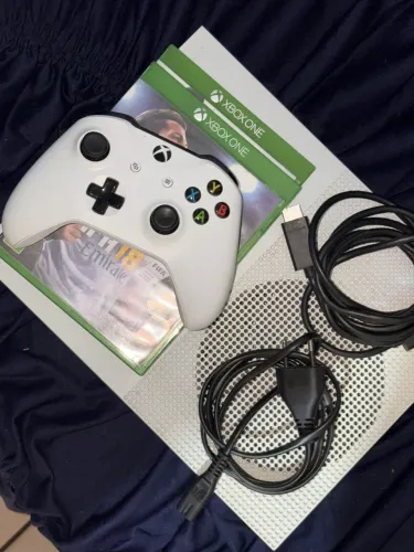 Xbox One S 500gb com FIFA 18 e Battlefield 4