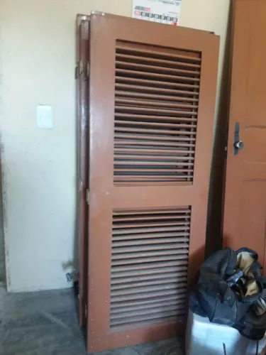 Vendo dois janelão de madeira venezianas. Obs: 300 cada janelão