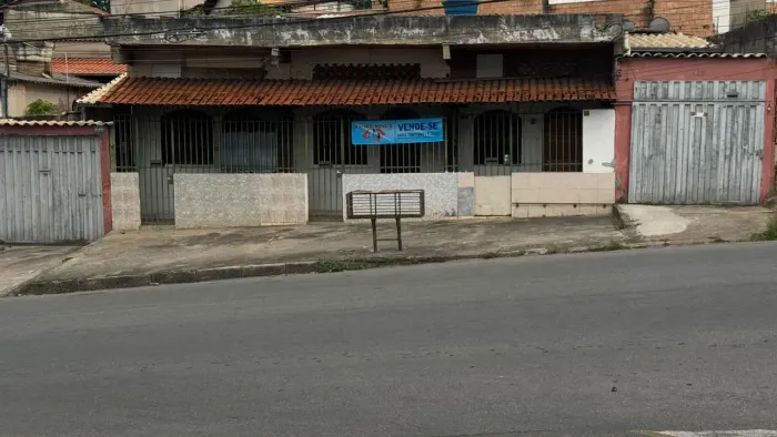 Imóvel para venda tem 330 metros quadrados em Letícia - Belo Horizonte - MG