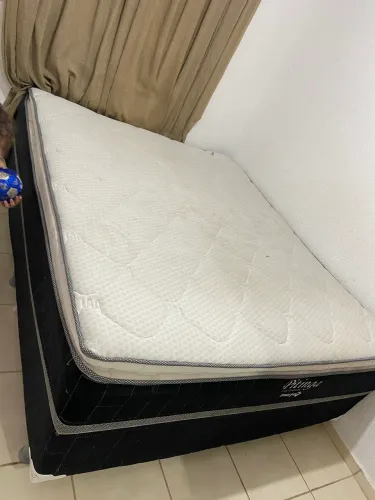 Cama quenn,não entrego ,está sem um pezin só comprar, m higienizar