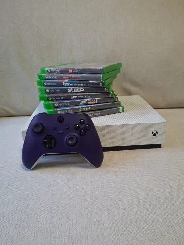 Vendo Xbox one s 800gb 1 controle e 8 jogos