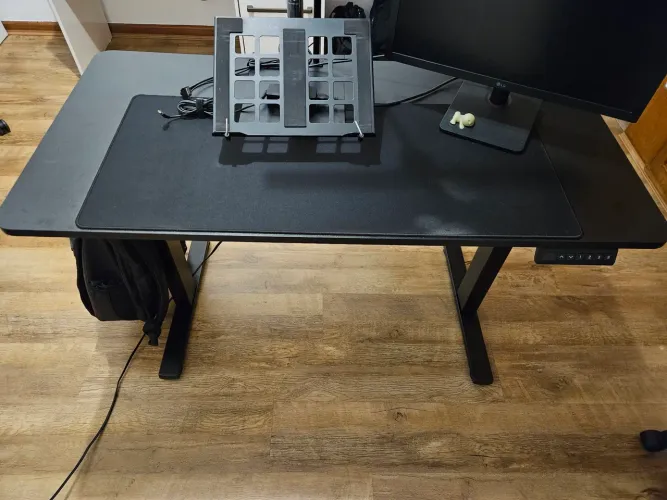 Mesa de escritório com regulagem de altura