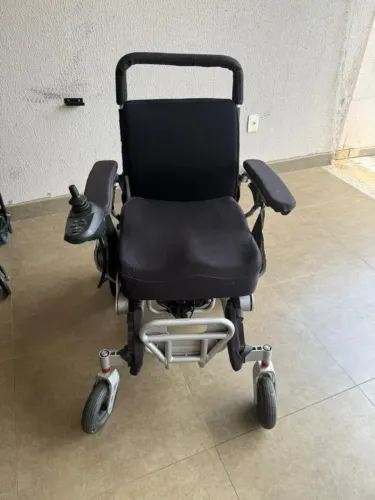 CADEIRA DE RODAS ELÉTRICA COM FECHAMENTO AUTOMÁTICO