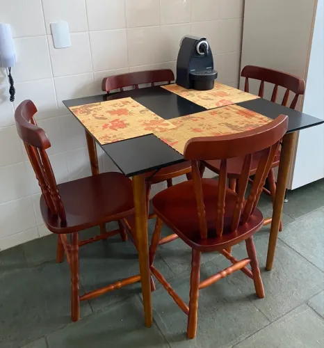 Mesa com 2 cadeiras