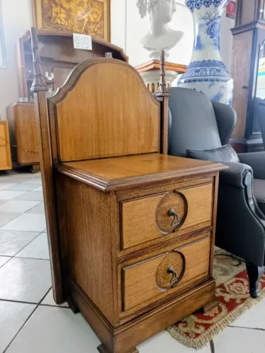 Mesa de Cabeceira antiga com duas gavetas