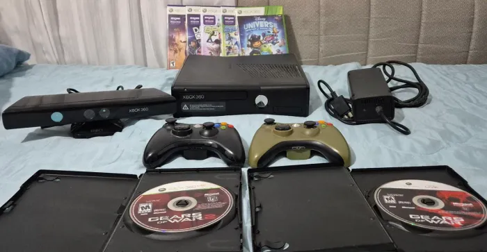 X Box 360 (Travado) completo + controles + jogos + cabos