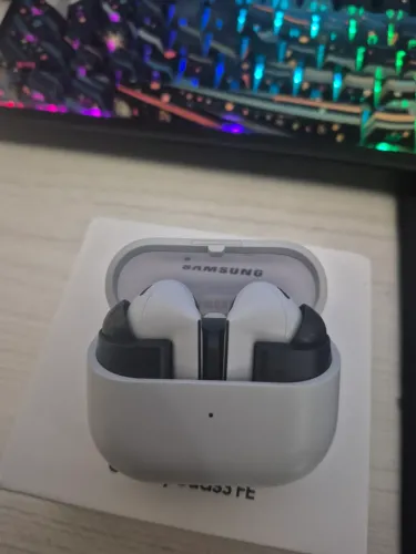 Samsung Galaxy Buds 3 FE cinza
