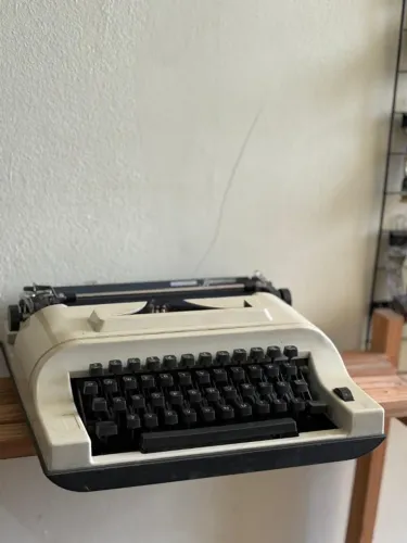 Máquina de Escrever Funcionando - Remington Ipanema