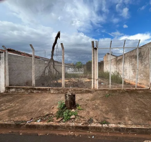 Vende-se terreno no bairro Jardim Imperial, em Igarapava/SP