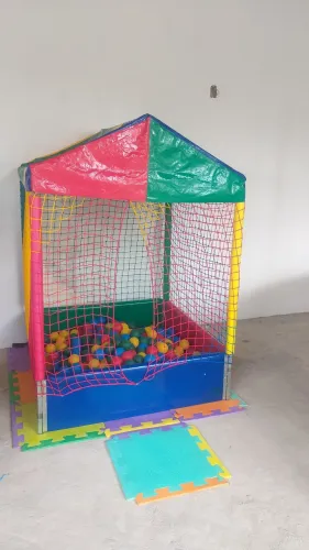 Vendo 2 brinquedos , Cama elástica e casinha de bolinhas.