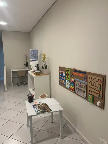 Mesa Infantil Branca - Excelente Estado | Ideal para Consultório ou Casa