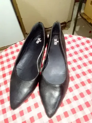 Sapato Feminino.n°43. Bico Fino/couro- preto (M THE MÜM)