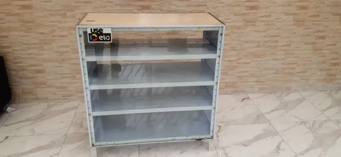 Prateleira de Ferro com Frente de Vidro