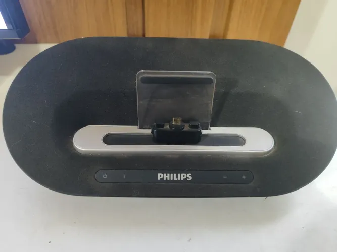 Vendo ou troco Caixa de som Philips bluetooth, auxiliar ou USB, com base para celular 