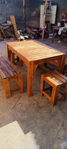 Conjunto de mesa e cadeiras de madeira rústica