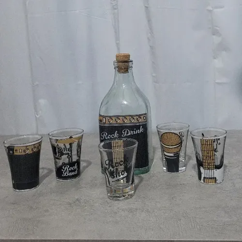 Garrafa para bebida + 5 copos de shot - Rock Band