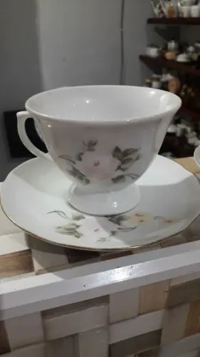 Xícaras de Chá com Pires de Porcelana Schimth e Chinesa