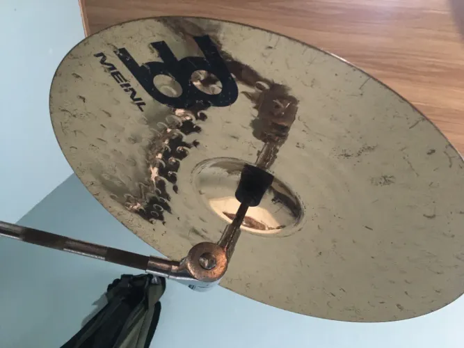 Prato de bateria Meinl 18?