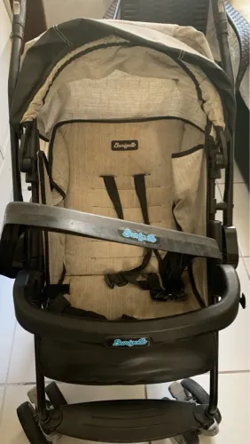 Carrinho de Bebê Burigotto com bebê conforto incluso 