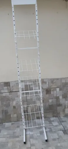 Expositor revisteiro e livro